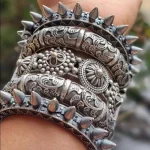 Dual tone bangle with screw